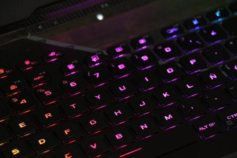 La notebook cuenta con un teclado RGB retroiluminado.