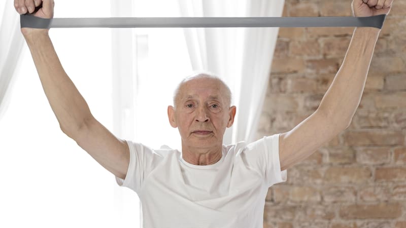 Realizar ejercicios de fuerza regularmente después de los 55 años ayuda a prevenir la pérdida de masa muscular en los brazos.