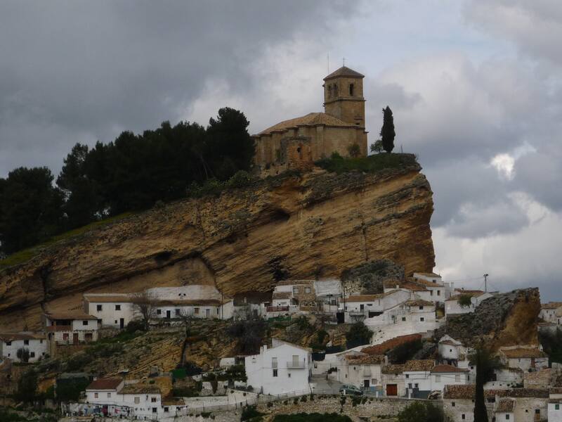 La Iglesia de la Villa domina el perfil del pueblo y recuerda el pasado nazarí y defensivo de Montefrío.(Fuente: Wikimedia Commons)