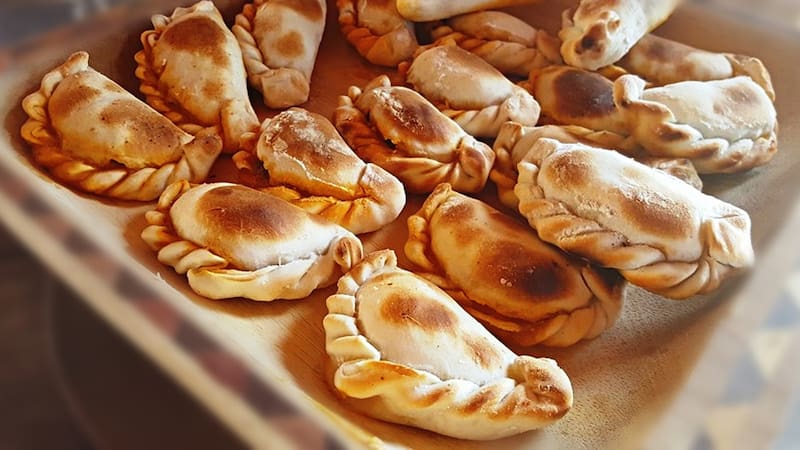 Descubrí el lugar que se ganó la fama por sus empanadas salteñas, un clásico de la gastronomía del norte argentino en pleno CABA