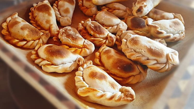 Descubrí el lugar que se ganó la fama por sus empanadas salteñas, un clásico de la gastronomía del norte argentino en pleno CABA