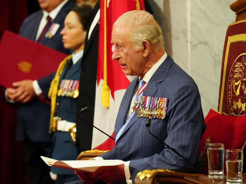 El rey ha sido visto en actos públicos limitados y siempre acompañado, lo que refuerza la idea de que, si bien ha mostrado mejoría, su salud sigue siendo frágil. (Fuente: Archivo)