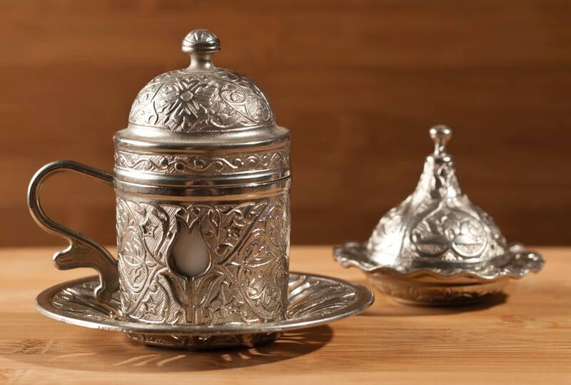 Para los objetos de plata en general, guardalos junto con varias monedas de cobre (Fuente: Pexels)