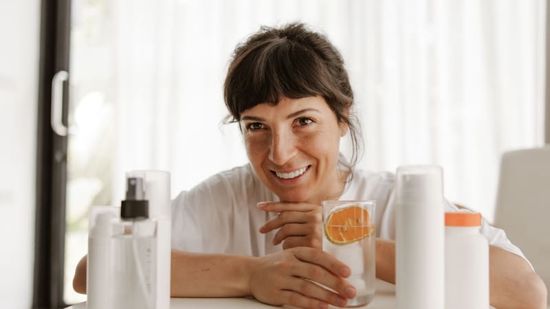 El colágeno hidrolizado ayuda a combatir el envejecimiento al mejorar la elasticidad de la piel.