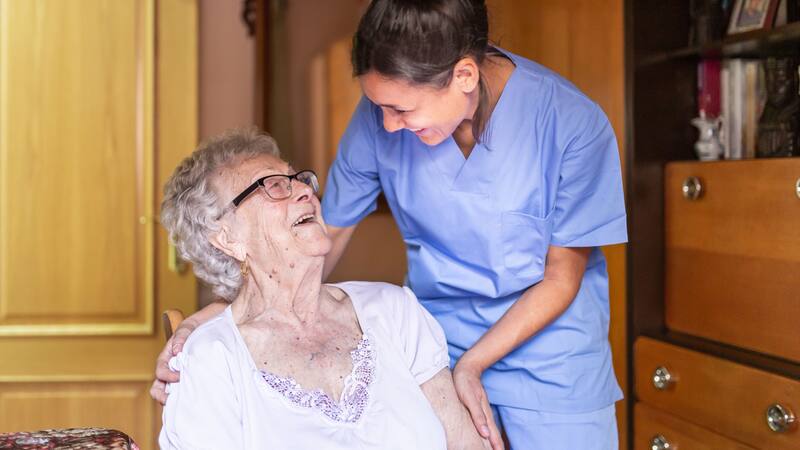 Si cuidas a personas mayores, podrías pagar menos impuestos en tu próxima declaración de Renta.