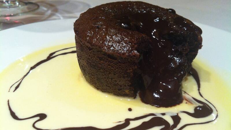 Torta volcán de chocolate: receta fácil y rápida para preparar un corazón fundido de puro placer.