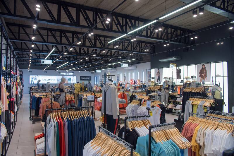 La fórmula: locales amplios y con gran variedad de mercadería