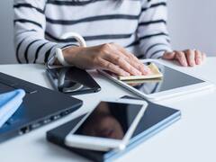 ¿Por qué usar alcohol para limpiar tu móvil o tableta puede despegar la pantalla?