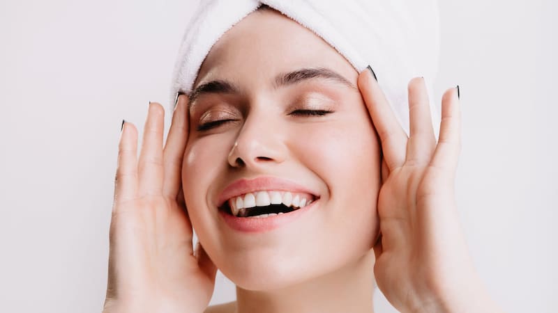 El yoga facial es una técnica segura y natural para tonificar los músculos faciales. (Foto: Freepik)