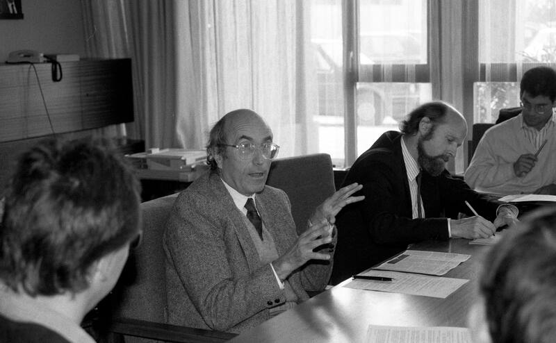 Niklas Luhmann en un coloquio en la Universidad de St.Gallen sobre el tema "Peligro y Riesgo - Compromiso temporal a expensas de las relaciones sociales". (Imagen: Wikimedia Commons / Pressestelle HSG)