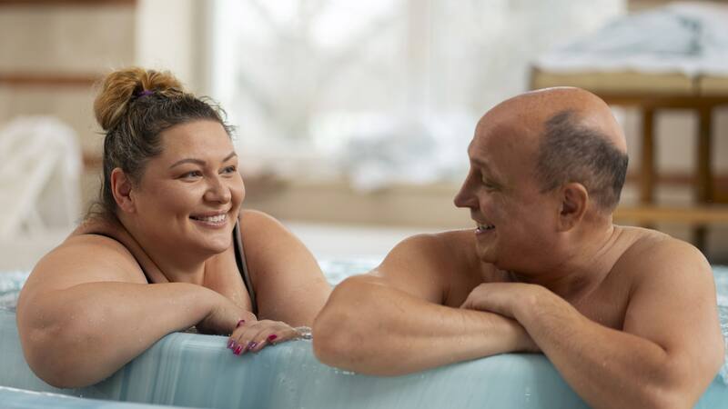 Este complejo ofrece una variedad de actividades y servicios para toda la familia, incluyendo piscinas de agua termal, toboganes y un mirador panorámico