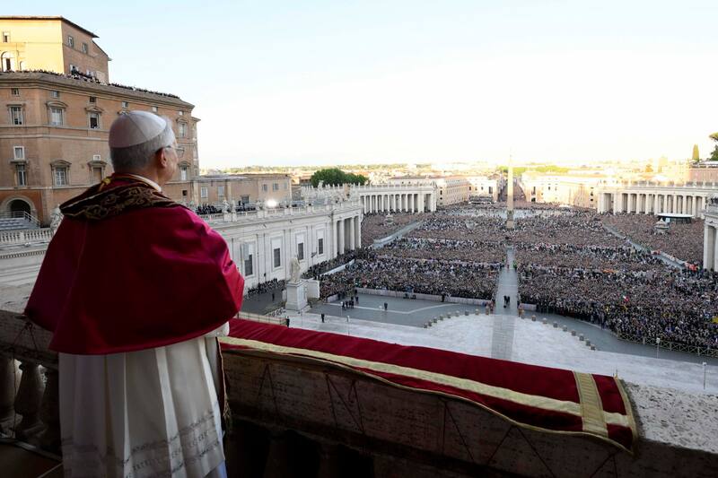 Emocionado, el Papa León XIV saluda a los fieles ya investido como el sucesor de Francisco. Foto: EFE.