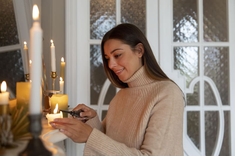Encender velas en la noche de Navidad. Fuente: Archivo.
