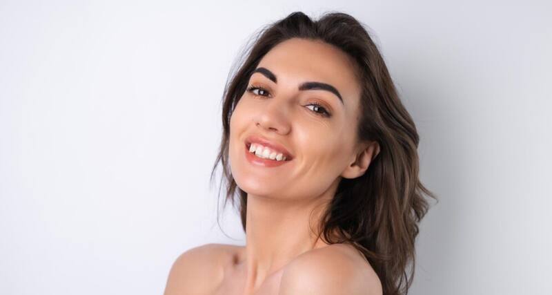 Esta crema ofrece tres funciones esenciales para mantener el rostro suave y protegido. (Foto: Freepik.es)