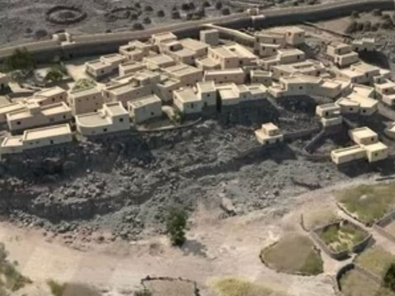 Los restos arqueológicos encontrados, como murallas de basalto, senderos y cimientos, sugieren que la ciudad estaba conectada con otros oasis cercanos, lo que facilitaba el comercio. (Fuente: Instagram @kuwaitinside)