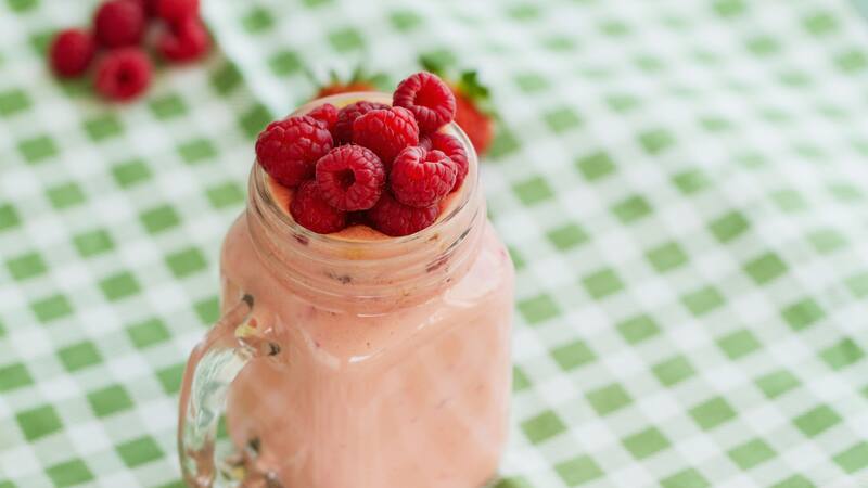 La combinación de avena y frutos rojos aporta proteínas, carbohidratos complejos y una variedad de vitaminas y minerales esenciales.