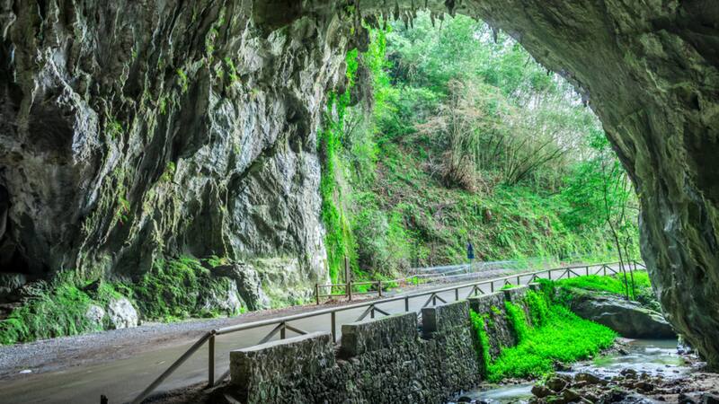 El pueblo escondido tras una cueva que está a 2 horas de Santander y parece encantado.