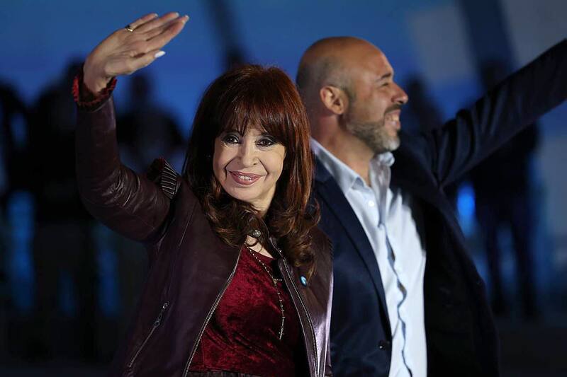 El candidato a gobernador de Corrientes por el PJ, Martín Ascúa, junto a la ex presidenta Cristina Kirchner. Foto: (X/REDES@AscuaTincho)