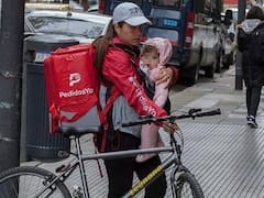 La historia detrás de la foto viral sobre la mamá repartidora de PedidosYa