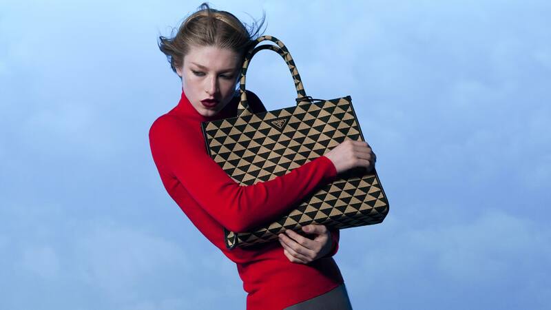 La italiana Prada tiene presencia en 70 países a través de sus bolsos, perfumes y artículos de indumentaria.