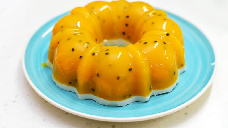 Preparar gelatina con colágeno es una manera sencilla de aumentar la ingesta de esta proteína esencial.