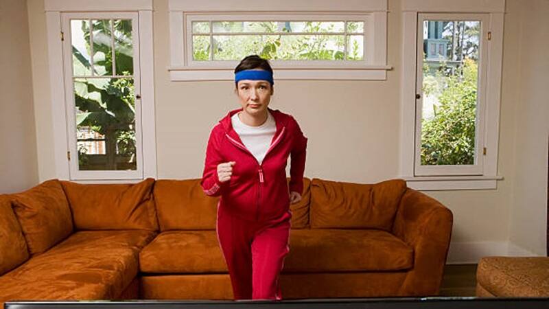 Los simples ejercicios que podés hacer en el sillón de tu casa para estirar tu cuerpo