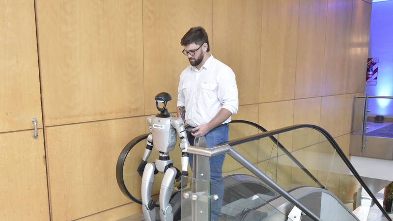 Franco Davicino, de Unitree, llega al evento con uno de sus robots