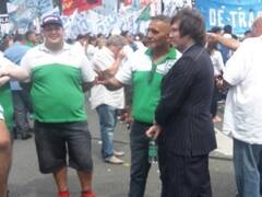 Milei cumplió su promesa y participó de la marcha de Moyano