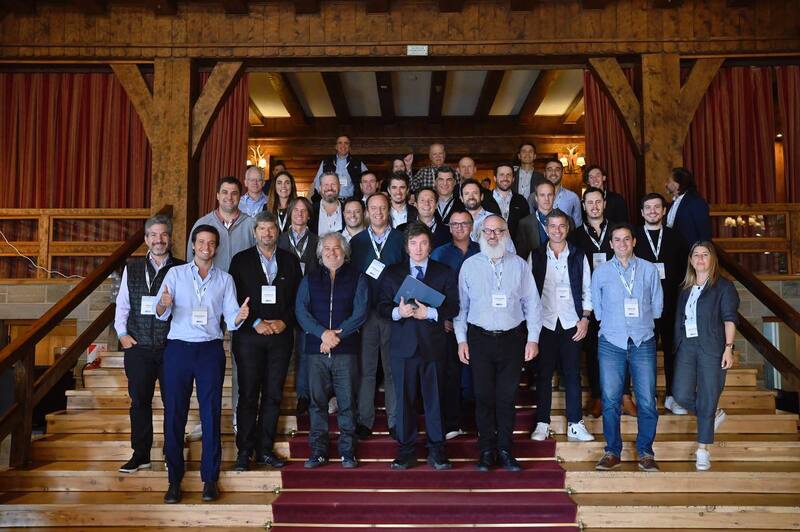 Javier Milei con empresarios en el Llao Llao. (Foto: Presidencia).