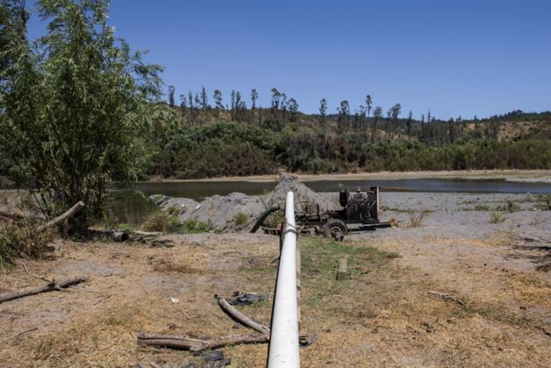 Tuberías y maquinaria utilizada para la extracción de aguacerca del río Mataquito en Maule - Bloomberg