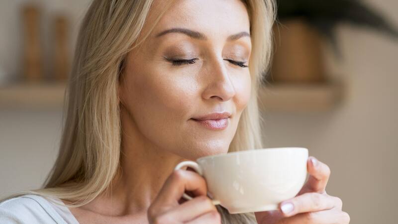 Aprovecha los beneficios de esta hierba que de seguro tienes en tu casa para aumentar la producción de colágeno y sanar dolores articulares.