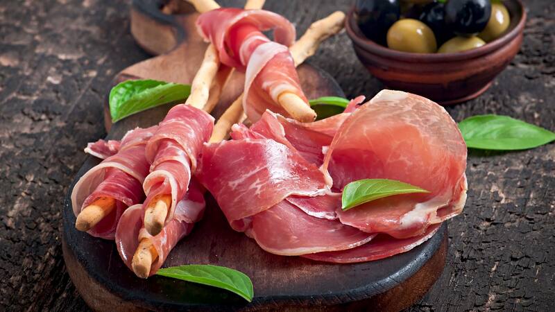 Elaborado con un 50% de raza ibérica, este jamón garantiza calidad y tradición en cada loncha.