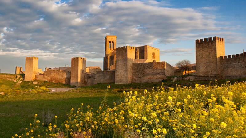 Este pueblo medieval es ideal para una escapada llena de historia: está rodeado de torres y castillos