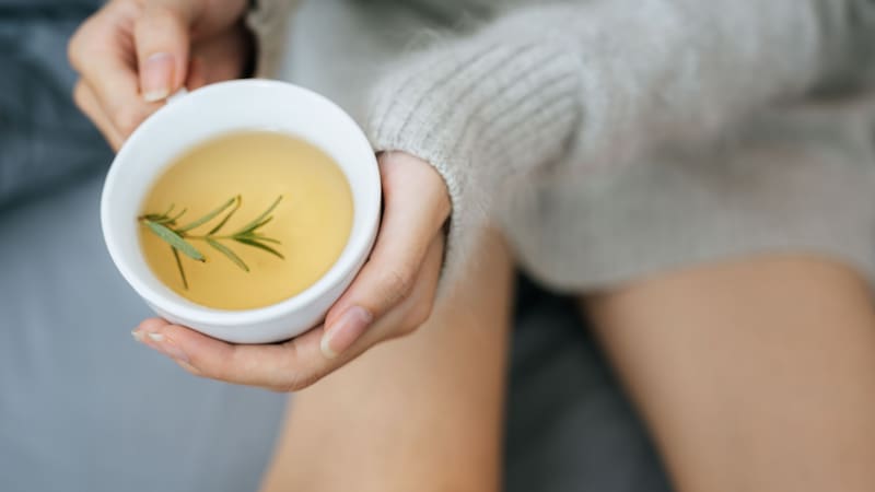 Consumir la infusión de esta hierba puede ayudarte a mejorar tu salud.