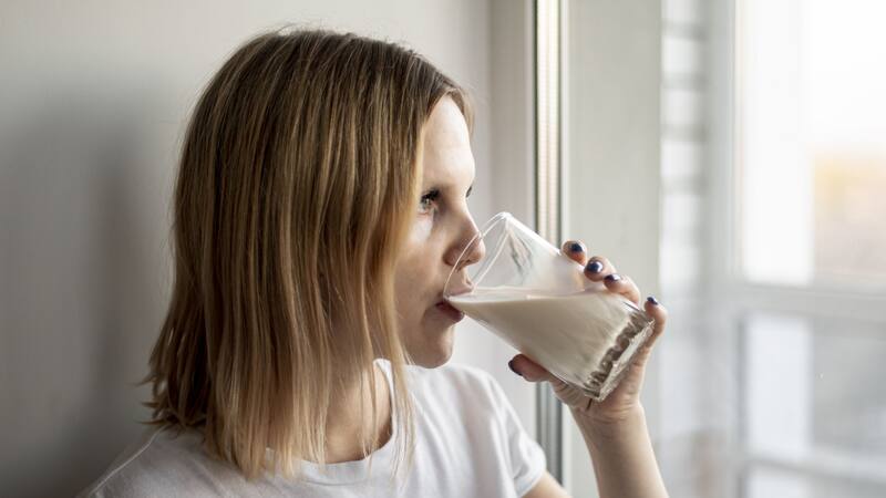 El alto consumo de productos lácteos puede contribuir a la inflamación en personas sensibles.