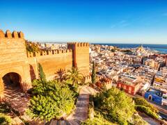 Esta ciudad queda a 2 horas de Granada y combina la herencia árabe con algunas de las mejores playas del país