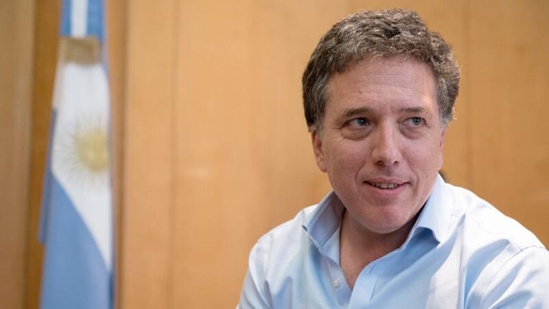 El ministro de Hacienda adhiere a la prescidencia de la corbata y a la ubicuidad de la corbata celeste, códigos indumentarios fundacionales de Cambiemos.