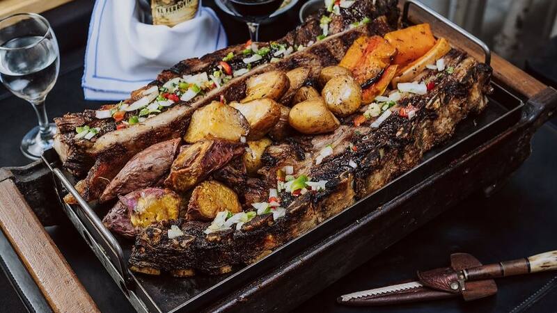 Si te gusta la carne y la buena mesa, este bodegón es un verdadero oasis.