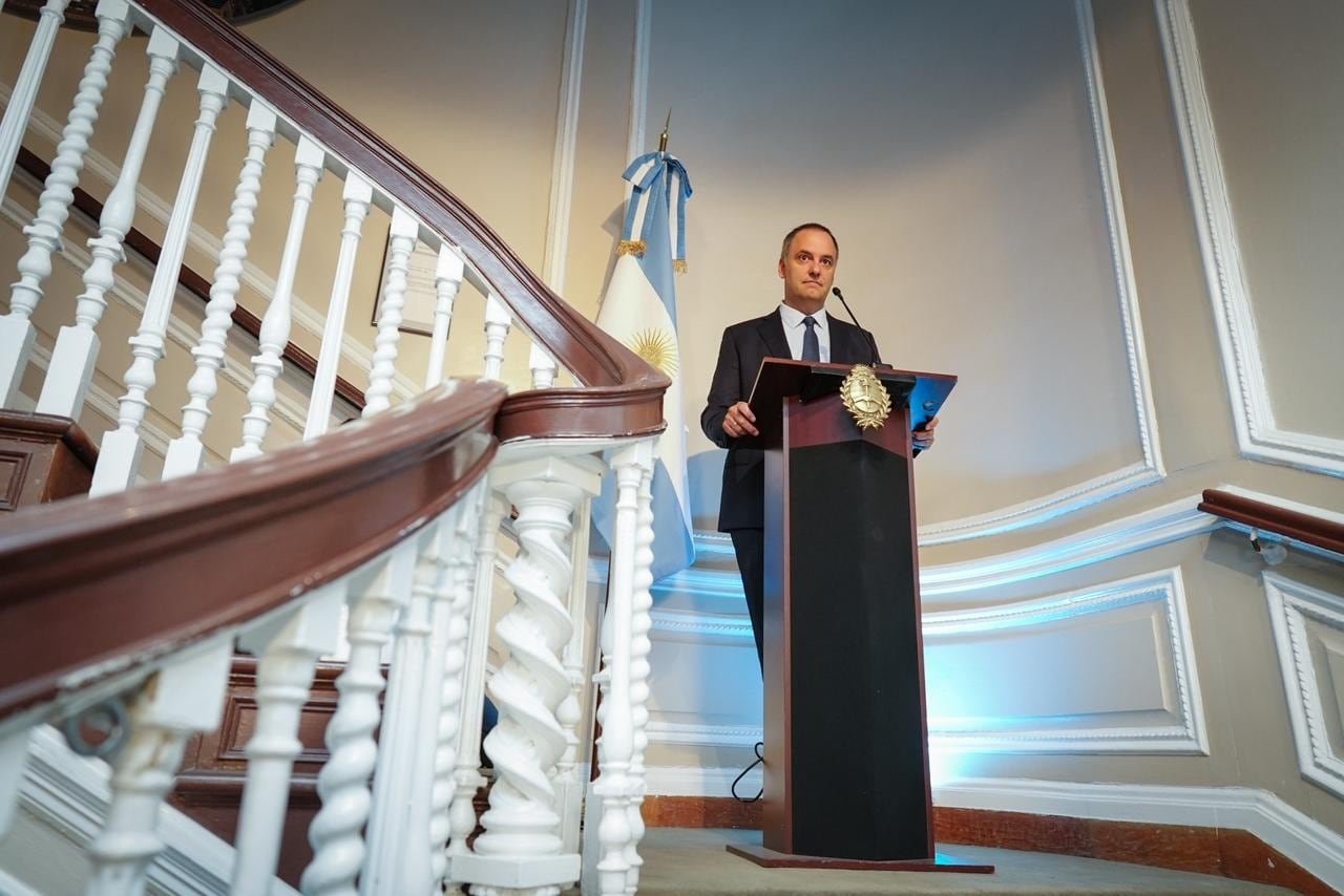 Crece la polémica en torno al viaje de la esposa de Adorni: ¿puede el Congreso “censurarlo”?