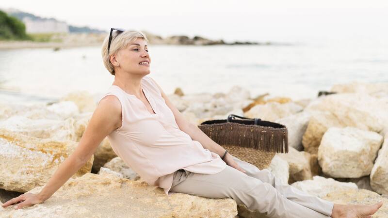 Este destino destaca por su entorno natural, con amplias playas y bosques de pinos.