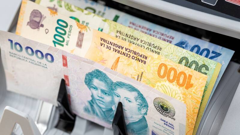 Los ahorristas esperan los aumentos en el dólar.