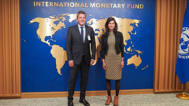 Sergio Massa espera la aprobación del FMI, pero queda en un brete de cara a octubre