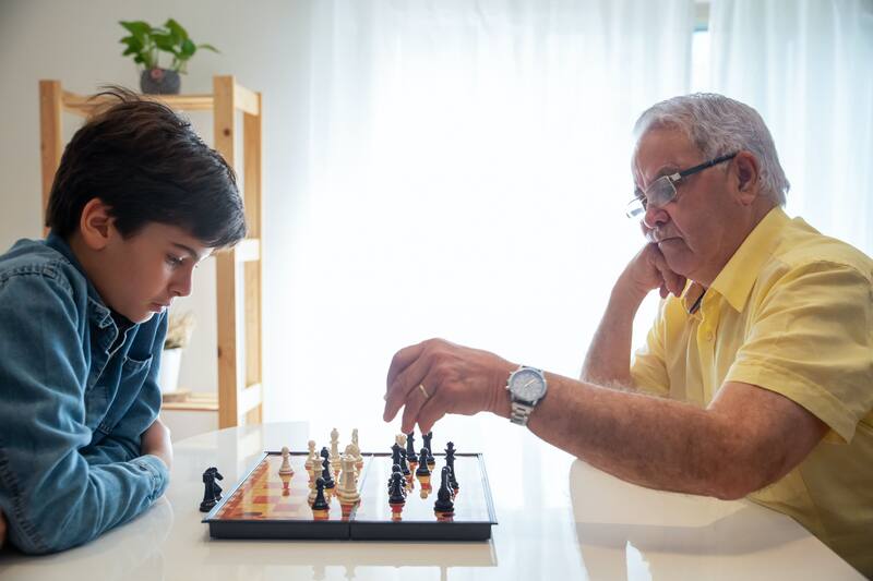 Los especialistas aseguran que jugar ajedrez regularmente es una práctica saludable. Fuente: Pexels.