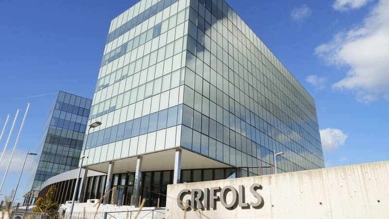 Grifols negocia con el fondo Brookfield una OPA de 5500 millones para hacerle frente a su crisis bursátil.