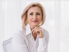 Un reconocido estilista revela cuáles son los 3 cortes de cabello que envejecen el rostro: las mujeres de 60 deben evitarlos