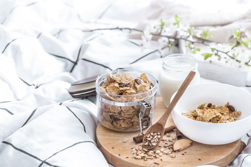 Aumentar gradualmente la cantidad de semillas de lino ayuda a evitar efectos negativos en el sistema digestivo (Fuente: Freeepik)