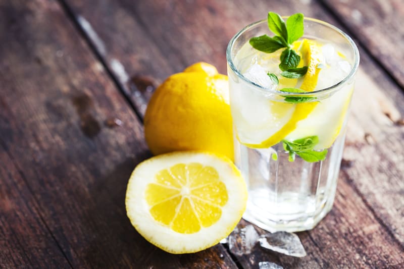 El agua con limón tiene una serie de propiedades positivas para el organismo (Fuente: Shutterstock)