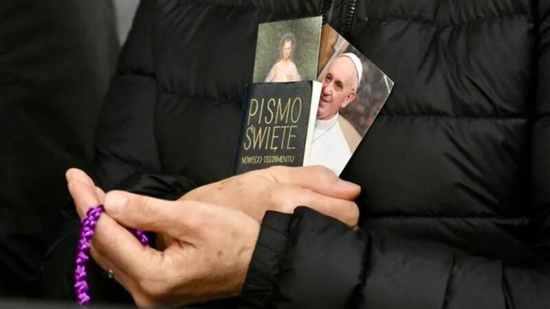 Tristeza en la Iglesia Católica: aseguran que el Papa Francisco pasó una buena noche, pero el diagnóstico permanece reservado.