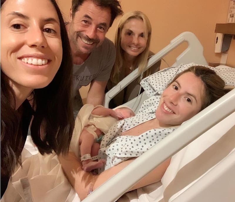 Sofía, en primer plano, junto a su hermana y socia Josefina, cuando nació Luca, el primer nieto de Sarkany, en 2019