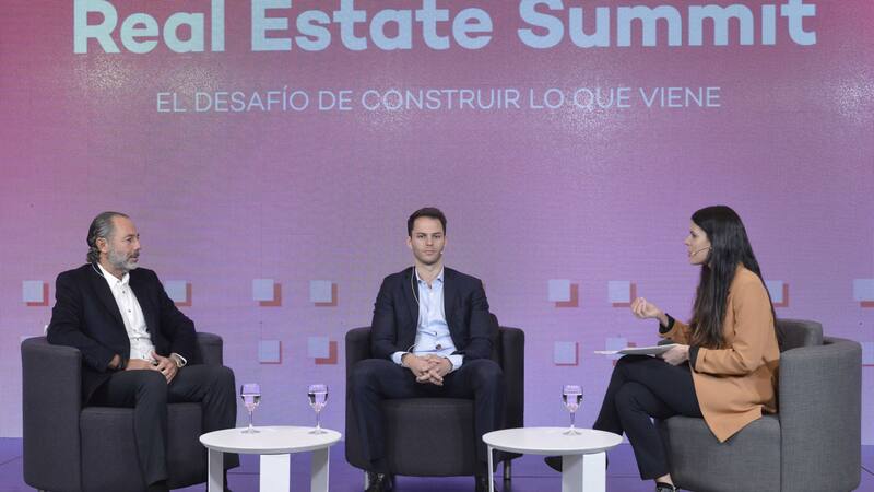 Alejandro e Iván Ginevra, de GNV, con Belén Fernández (El Cronista)